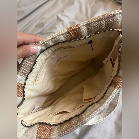 Universal Threads Neutral Tote - Picture 2 of 3